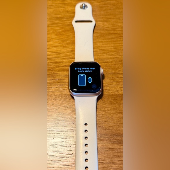 Apple Watch Series 4 40mm Gold with Cream Band and leather band - Picture 4 of 5